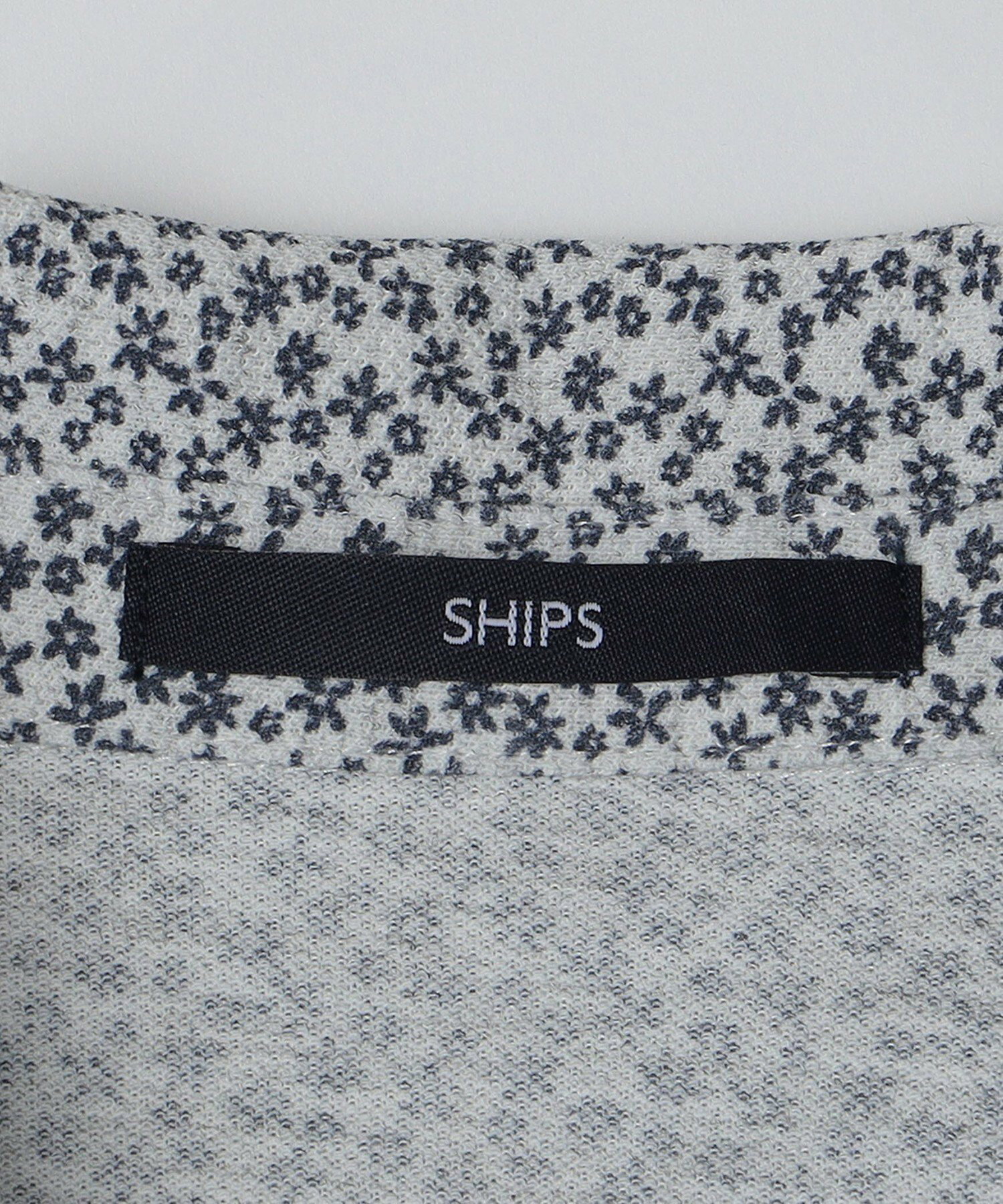 *SHIPS:<吸水速乾・UVケア・防シワ>ワンポイント ロゴ 小花柄 セミワイドカラー ポロシャツ